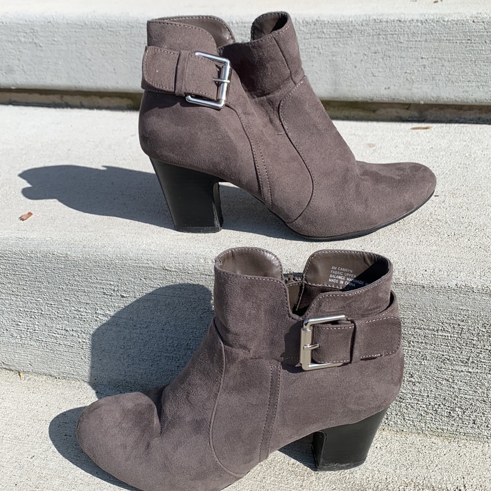 Solanz ankle booties size 8M wizard wear grey side zip suede